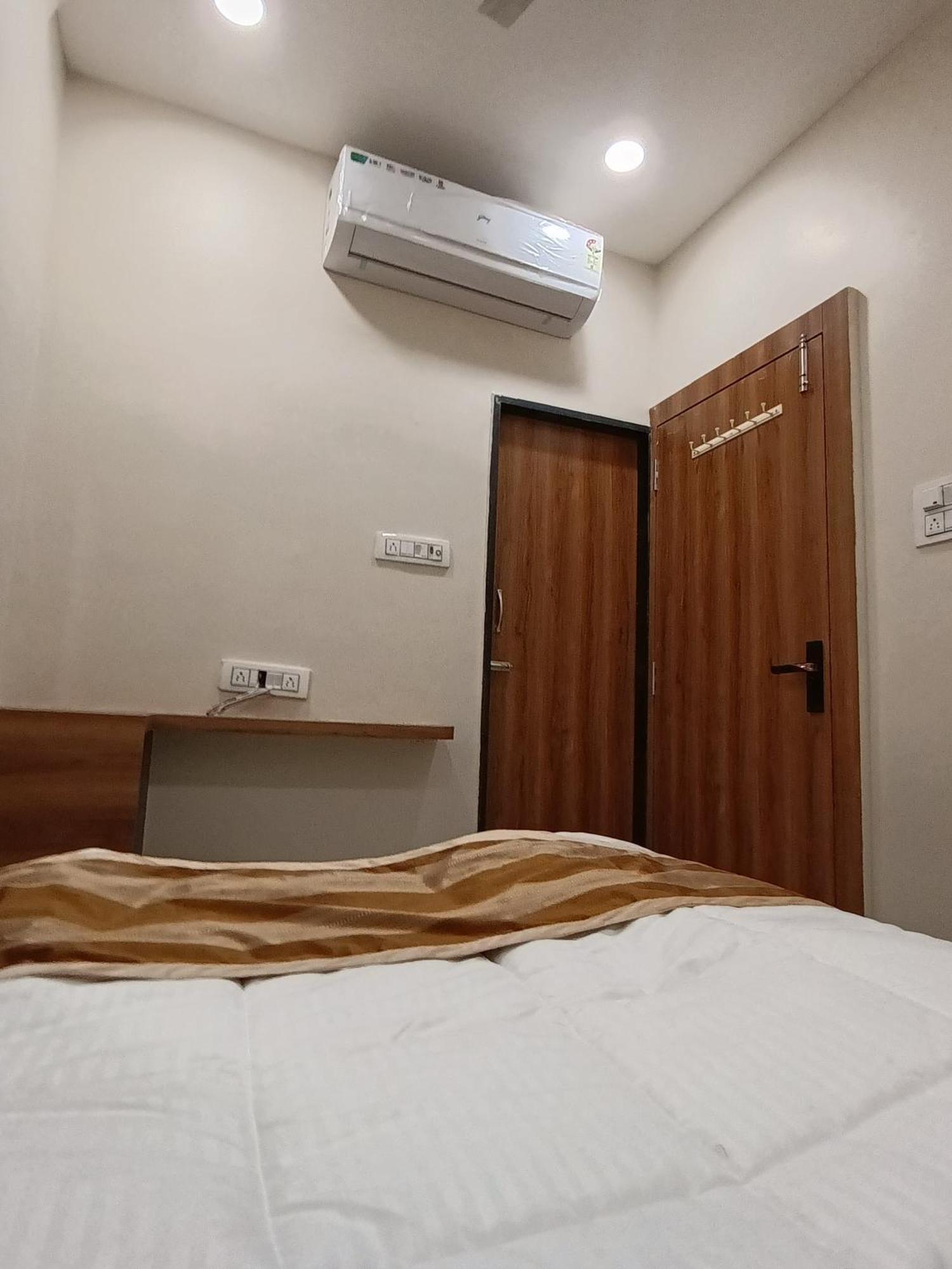 Shree Shyamraj Hotel Удджайн Экстерьер фото