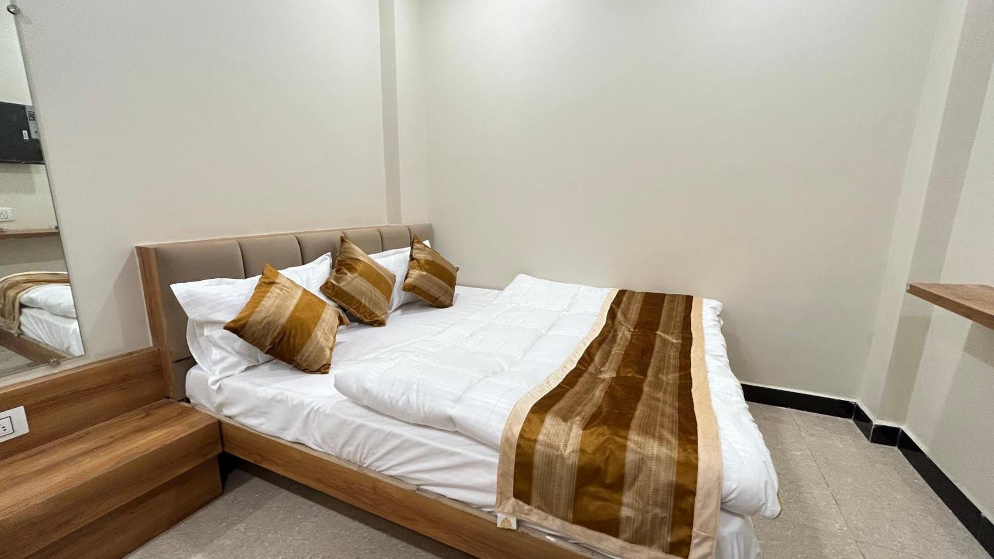 Shree Shyamraj Hotel Удджайн Экстерьер фото