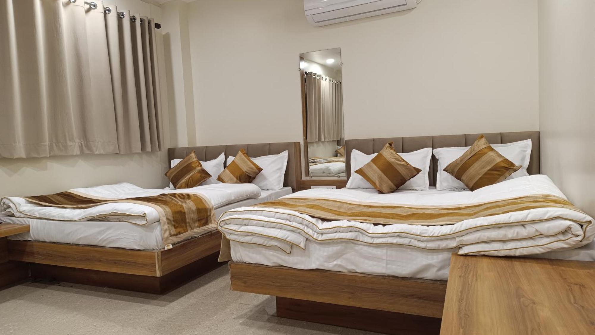 Shree Shyamraj Hotel Удджайн Экстерьер фото