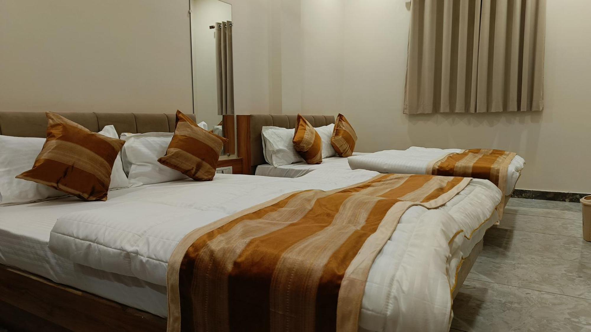 Shree Shyamraj Hotel Удджайн Экстерьер фото